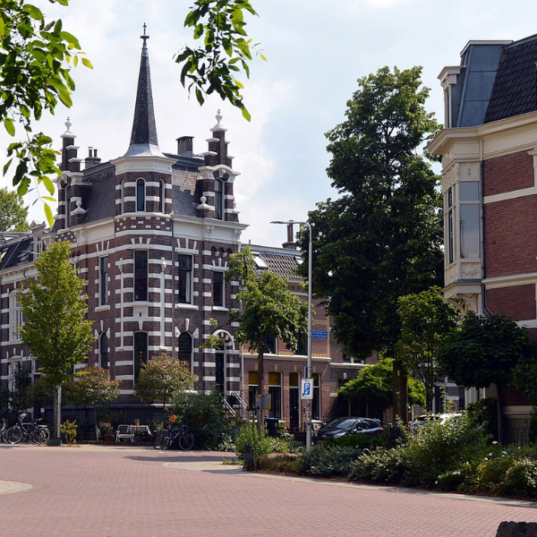 1280px-Burghardt_van_den_Berghstraat_3_hoek_Stijn_Buysstraat_Nijmegen_Bottendaal_architect_H.M._Hendriks_Neorenaissance_1895